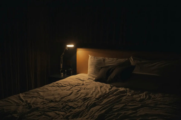 Lustre chambre adulte : comment choisir entre lustre et suspension au-dessus du lit