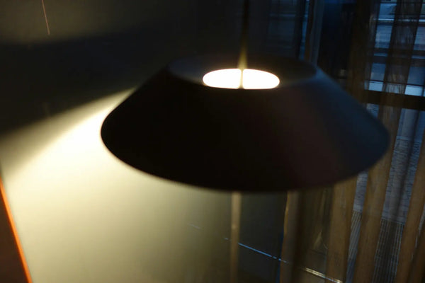 Suspension noire design : pourquoi le métal noir s'impose dans les intérieurs