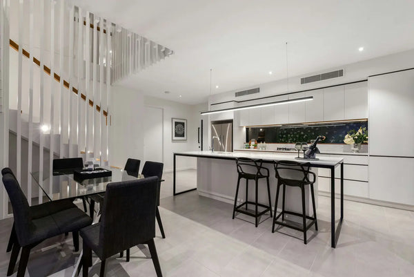 Comment associer plusieurs luminaires dans un espace ouvert cuisine / salon